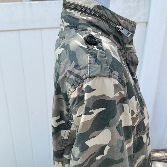 EUC Levi’s Camo lightweight utility Jacket Womens size M - Picture 10 of 17